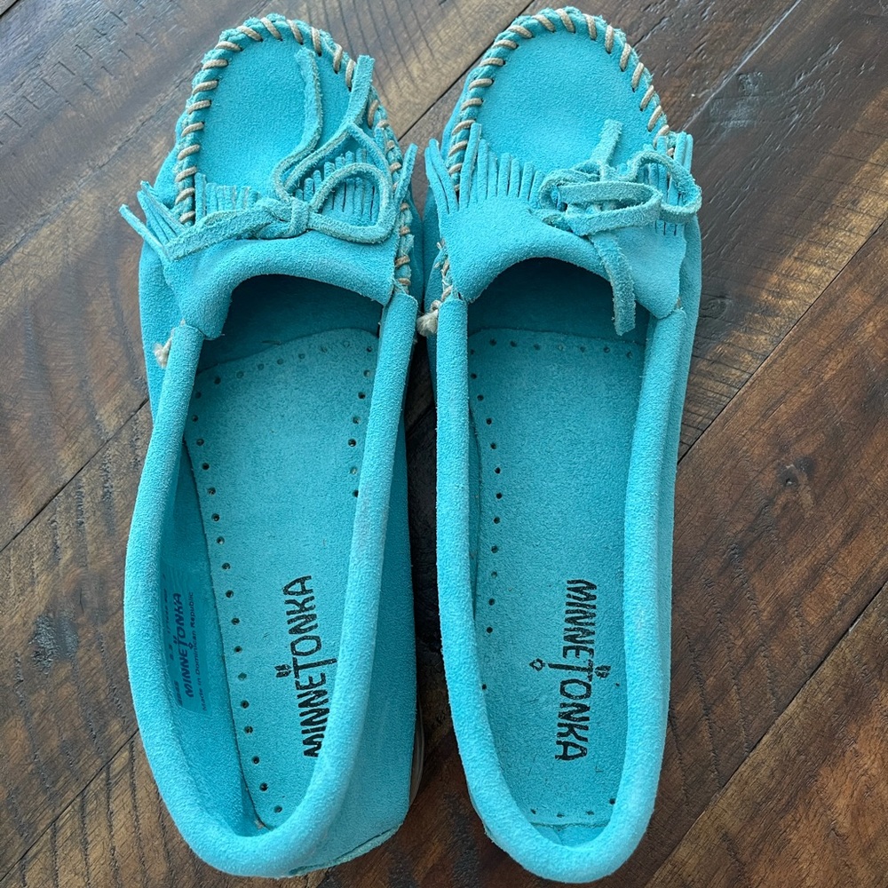 NWOT Minnetonka Suede Moccasins 8.5 Turquoise